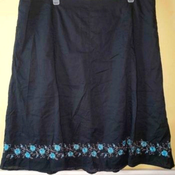 Womens Reitmans Black skirt with blue flower design on bottom Size 16 - Picture 1 of 7